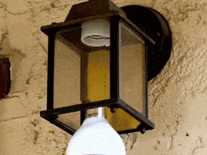 Burglars Are Furious over This Lightbulb Security Camera