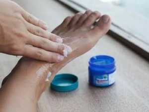 12 Unexpected but Great Uses for Vicks Vaporub
