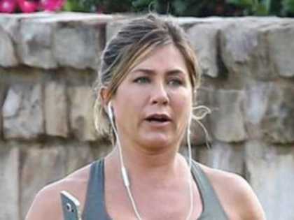 Jennifer Aniston Takes off Makeup, Doctors Have No Words