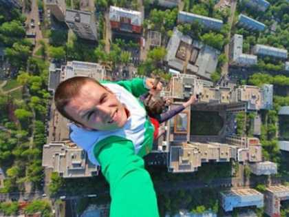 19 Dangerous Selfies That Will Make Your Stomach Churn