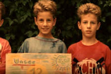 Triplets Take the Same Picture for 33 Years. Don't Cry when You See the Last One