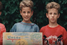 Triplets Take the Same Picture for 33 Years. Don't Cry when You See the Last One